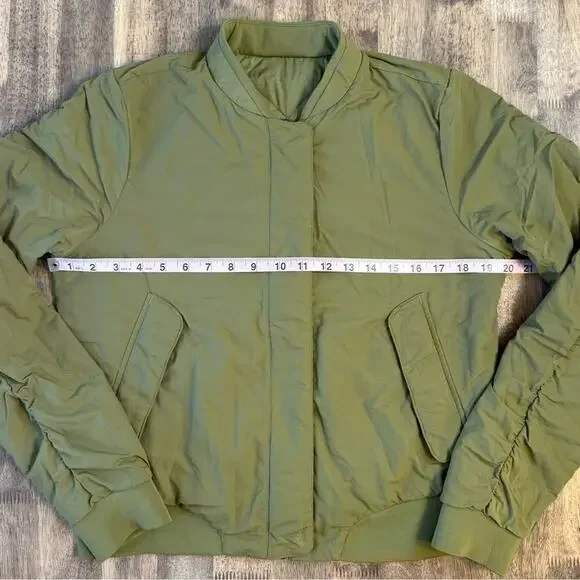 Lululemon Women’s Warm Two Ways Reversible PrimaLoft Bomber Jacket Mossy Size 8 - Picture 6 of 10
